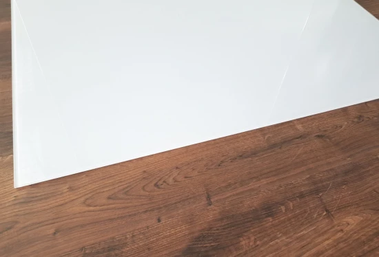 Saisonplatte Quadrat 70x70cm Glas weiß - Kamin-Vorlegeplatte Funkenschutzplatte Kaminbodenplatte Glasplatte Saisonplatte Quadrat 70x70cm Glas Weiß - Kamin-Vorlegeplatte Funkenschutzplatte Kaminbodenplatte Glasplatte -Kaminofen Geschaft Detail Kante Glas Weiss4 7