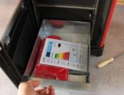 EEK A+ Kaminofen Plamen Maestral N Mit Herdplatte, Rot - 6,5kW -Kaminofen Geschaft Plamen Maestral Aschekasten