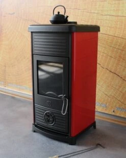 EEK A+ Kaminofen Plamen Maestral N Mit Herdplatte, Rot - 6,5kW -Kaminofen Geschaft Plamen Maestral1